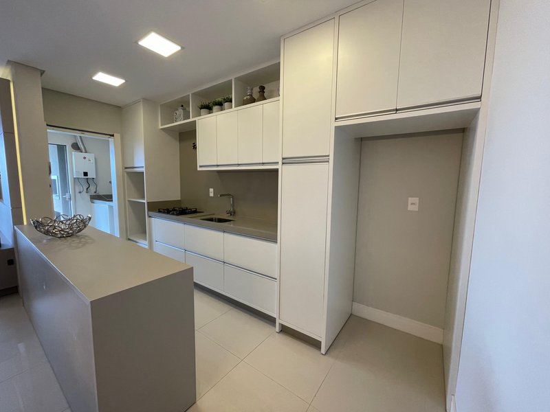 VILA DAS AROEIRAS RESIDENCE / Lindo apartamento mobiliado localizado no bairro Meia Praia Rua 262 Itapema - 