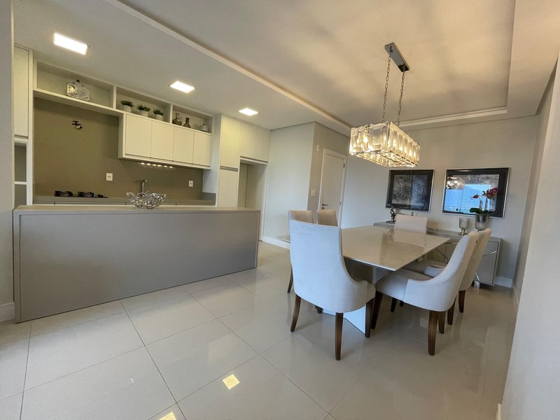 VILA DAS AROEIRAS RESIDENCE / Lindo apartamento mobiliado localizado no bairro Meia Praia Rua 262 Itapema - 