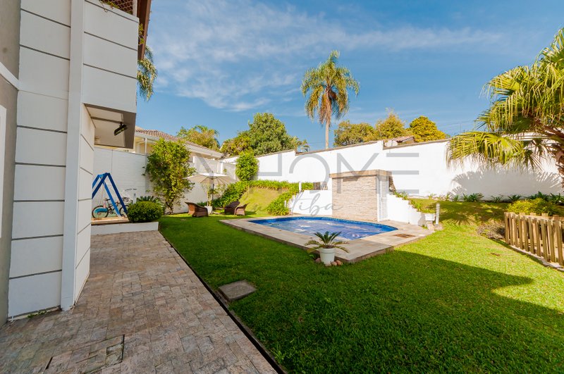 CASA EM CONDOMÍNIO À VENDA NO SÃO LOURENÇO COM 5 QUARTOS - 3 SUÍTES - PISCINA Rua José Brusamolin Curitiba - 