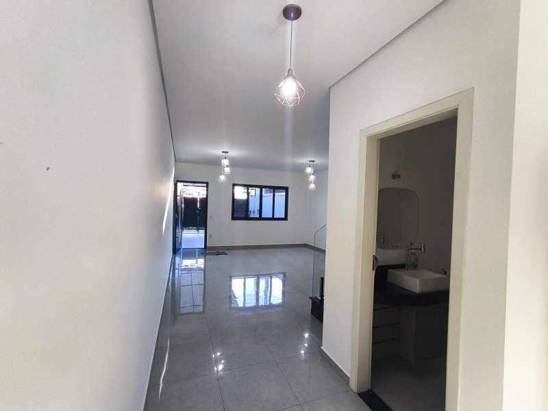 Sobrado com 3 Dormitórios e Quintal no Residencial Rubi - Mogi das Cruzes - 
