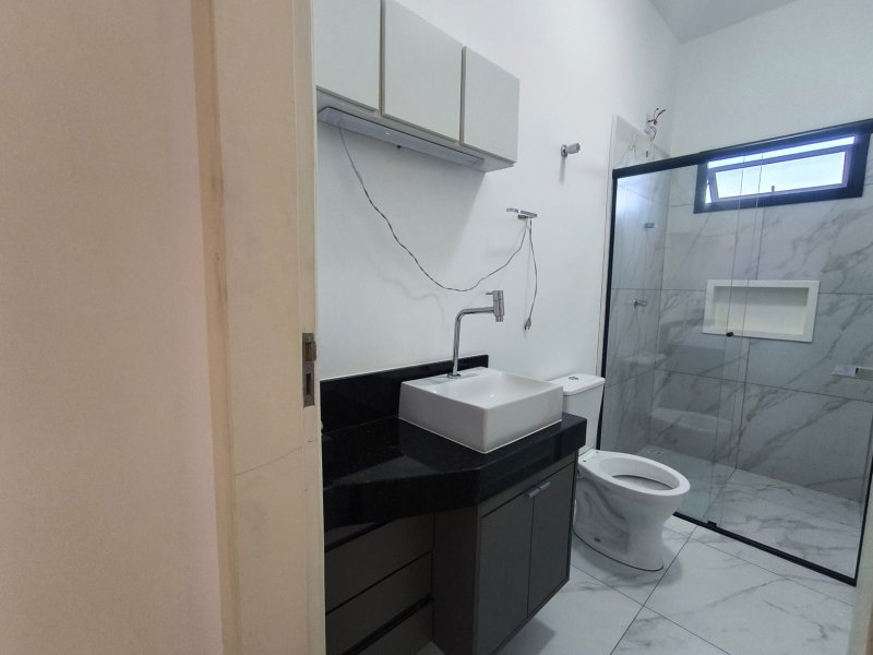 Sobrado com 3 Dormitórios e Quintal no Residencial Rubi - Mogi das Cruzes - 