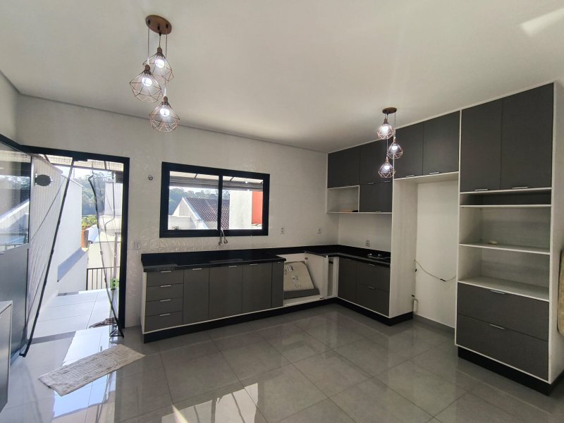 Sobrado com 3 Dormitórios e Quintal no Residencial Rubi - Mogi das Cruzes - 