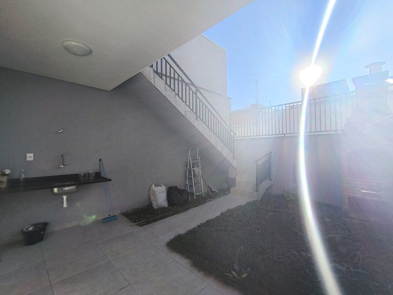 Sobrado com 3 Dormitórios e Quintal no Residencial Rubi - Mogi das Cruzes - 