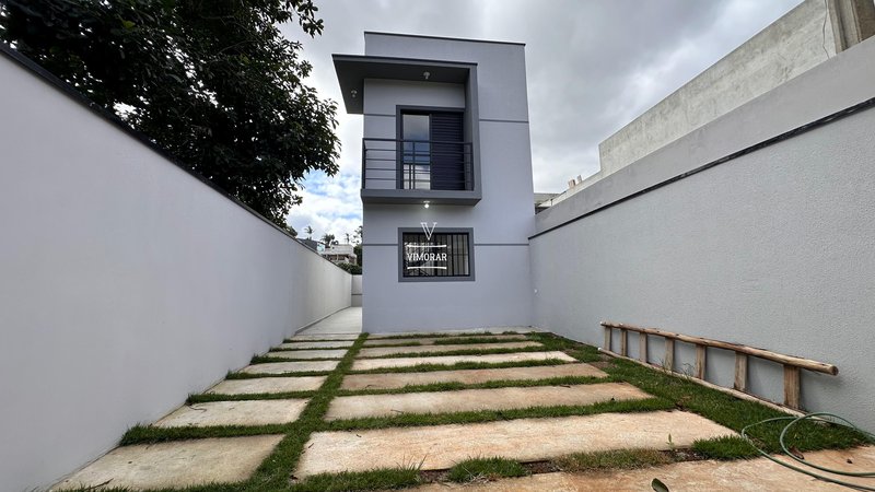 Sobrado 3 dormitórios sendo 1 suíte + 2 vagas de garagem - Suzano - 
