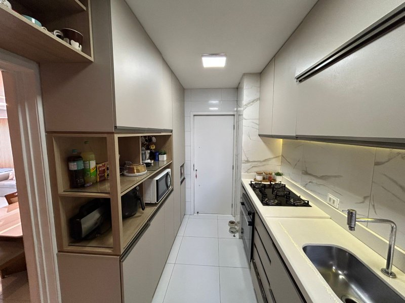 3 quartos (01 suíte). 98m². Varanda. Nascente. 1 vaga de garagem Rua Jonathas de Vasconcelos Recife - 