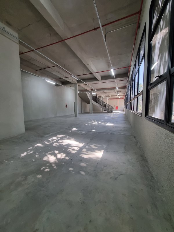 ALUGA-SE GALPÃO - 2 PISOS - 4.500M2 - 10 MINUTOS DA ESTAÇÃO DO TREM - TOLTALMENTE NOVO!! Rua Antônio Fidélis São Paulo - 