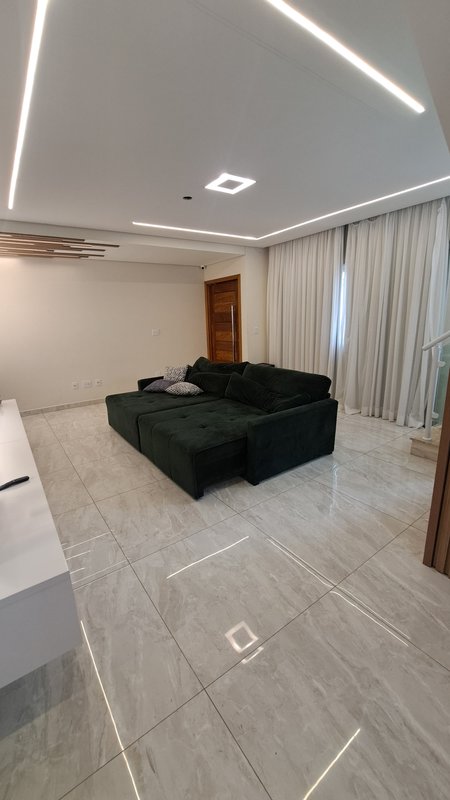 Sobrado amplo com 03 dormitórios, 01 suíte, quintal, piscina com área gourmet - Mogi das Cruzes - 