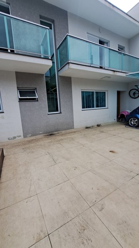 Sobrado amplo com 03 dormitórios, 01 suíte, quintal, piscina com área gourmet - Mogi das Cruzes - 