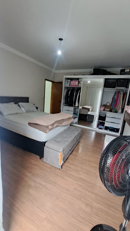 Sobrado amplo com 03 dormitórios, 01 suíte, quintal, piscina com área gourmet - Mogi das Cruzes - 
