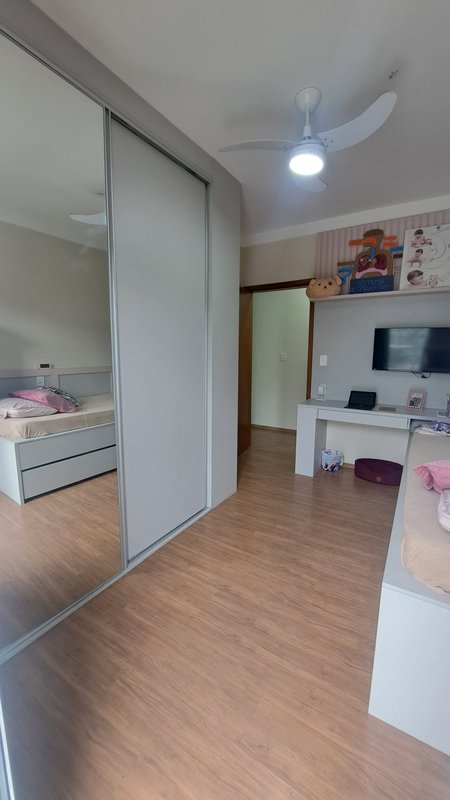 Sobrado amplo com 03 dormitórios, 01 suíte, quintal, piscina com área gourmet - Mogi das Cruzes - 