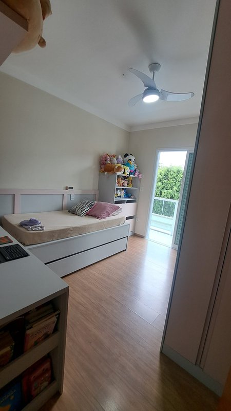 Sobrado amplo com 03 dormitórios, 01 suíte, quintal, piscina com área gourmet - Mogi das Cruzes - 