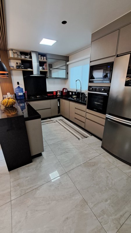 Sobrado amplo com 03 dormitórios, 01 suíte, quintal, piscina com área gourmet - Mogi das Cruzes - 