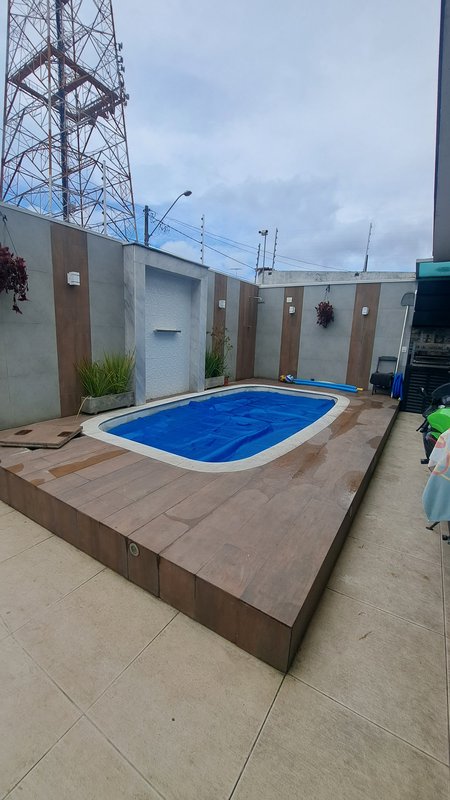 Sobrado amplo com 03 dormitórios, 01 suíte, quintal, piscina com área gourmet - Mogi das Cruzes - 