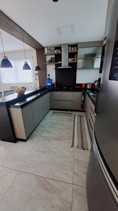 Sobrado amplo com 03 dormitórios, 01 suíte, quintal, piscina com área gourmet - Mogi das Cruzes - 