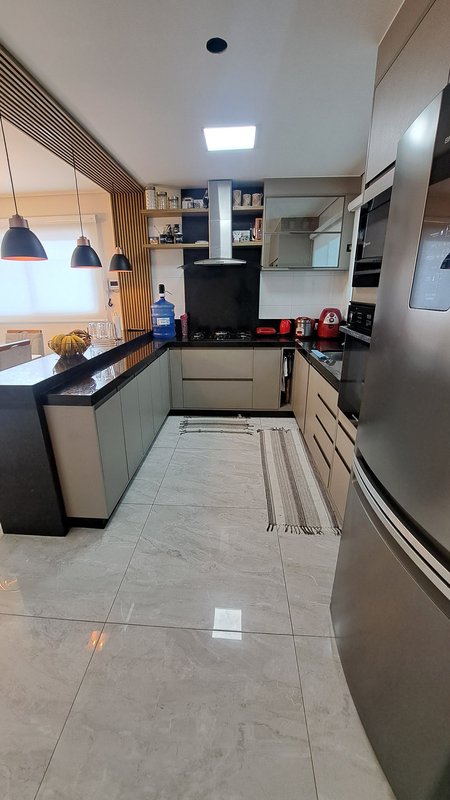 Sobrado amplo com 03 dormitórios, 01 suíte, quintal, piscina com área gourmet - Mogi das Cruzes - 