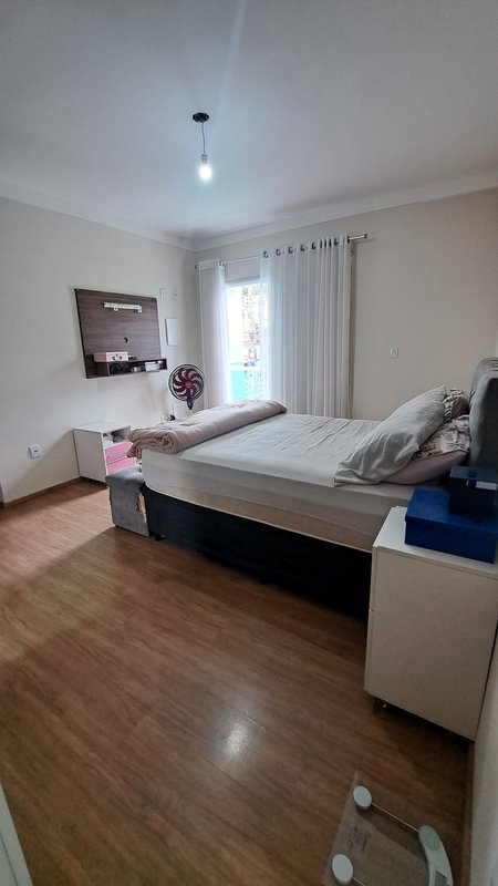 Sobrado amplo com 03 dormitórios, 01 suíte, quintal, piscina com área gourmet - Mogi das Cruzes - 