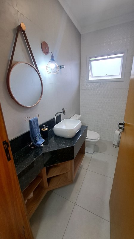 Sobrado amplo com 03 dormitórios, 01 suíte, quintal, piscina com área gourmet - Mogi das Cruzes - 
