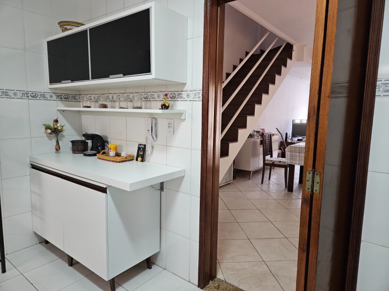 Sobrado em Condomínio Fechado com 03 dormitórios, 01 suíte, 03 vagas e lazer - Mogi das Cruzes - 