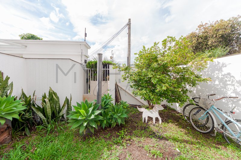 APARTAMENTO GARDEN À VENDA NO SANTA QUITÉRIA - MOBILIADO - 2 QUARTOS - 1 VAGA Rua Irati Curitiba - 