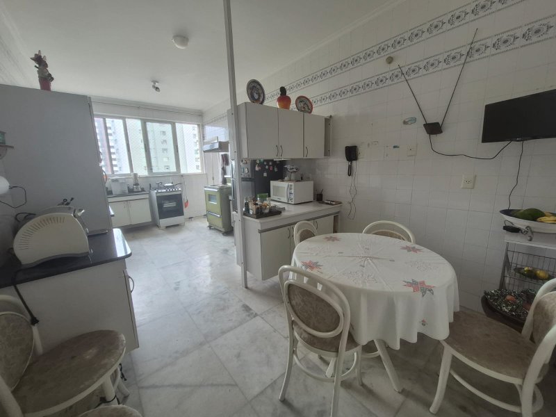 APARTAMENTO 4 QUARTOS COM DUAS VAGAS DEPENDÊNCIA COMPLETA À VENDA NO CORREDOR DA VITÓRIA Largo da Vitória Salvador - 