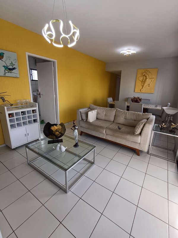 80m², 3 quartos amplos, sendo 1 suíte e 1 reversível, sala para 2 ambientes, varanda Rua Doutor Genaro Guimarães Recife - 