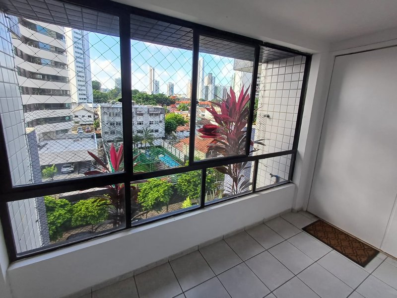 80m², 3 quartos amplos, sendo 1 suíte e 1 reversível, sala para 2 ambientes, varanda Rua Doutor Genaro Guimarães Recife - 