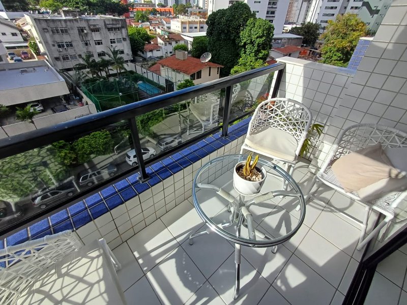 80m², 3 quartos amplos, sendo 1 suíte e 1 reversível, sala para 2 ambientes, varanda Rua Doutor Genaro Guimarães Recife - 