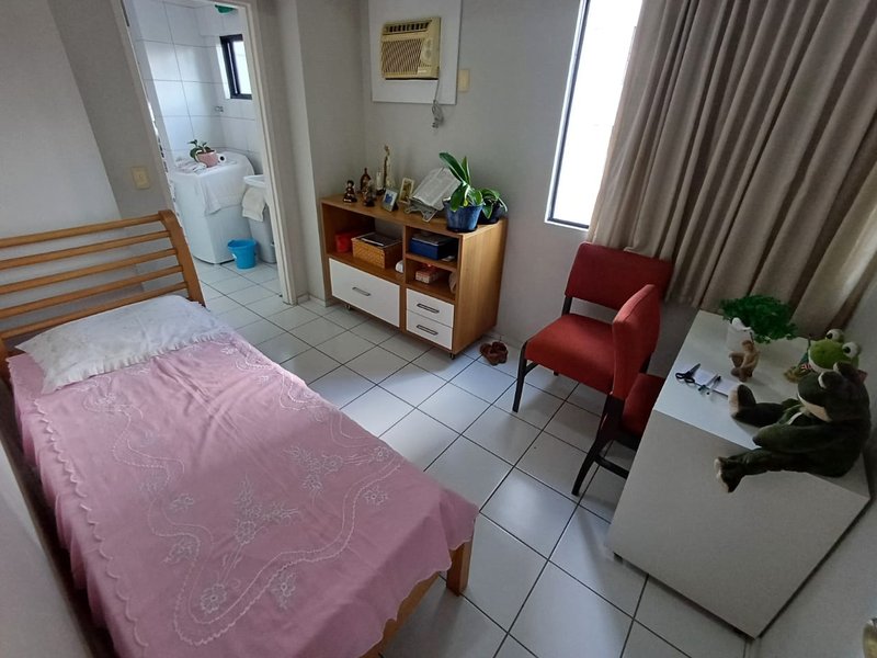 80m², 3 quartos amplos, sendo 1 suíte e 1 reversível, sala para 2 ambientes, varanda Rua Doutor Genaro Guimarães Recife - 