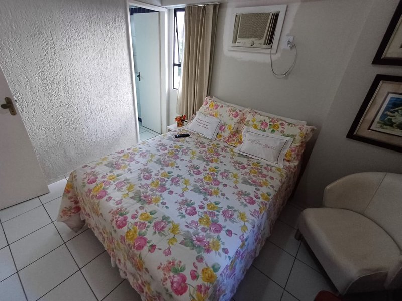 80m², 3 quartos amplos, sendo 1 suíte e 1 reversível, sala para 2 ambientes, varanda Rua Doutor Genaro Guimarães Recife - 