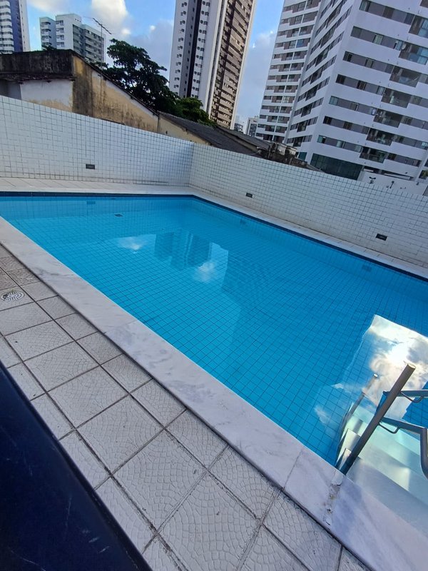80m², 3 quartos amplos, sendo 1 suíte e 1 reversível, sala para 2 ambientes, varanda Rua Doutor Genaro Guimarães Recife - 