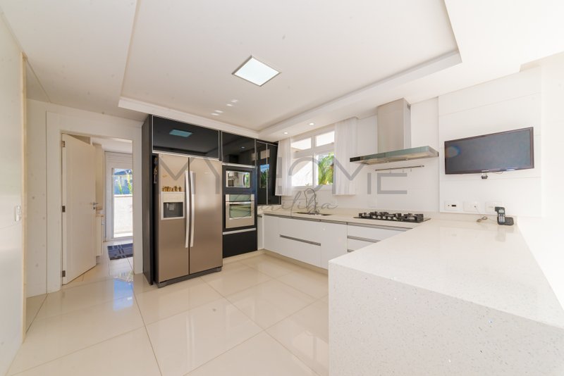 CASA À VENDA NO UBERABA COND. TIROL DAS TORRES - 4 QUARTOS - 11 VAGAS Rua Gabirobas Curitiba - 