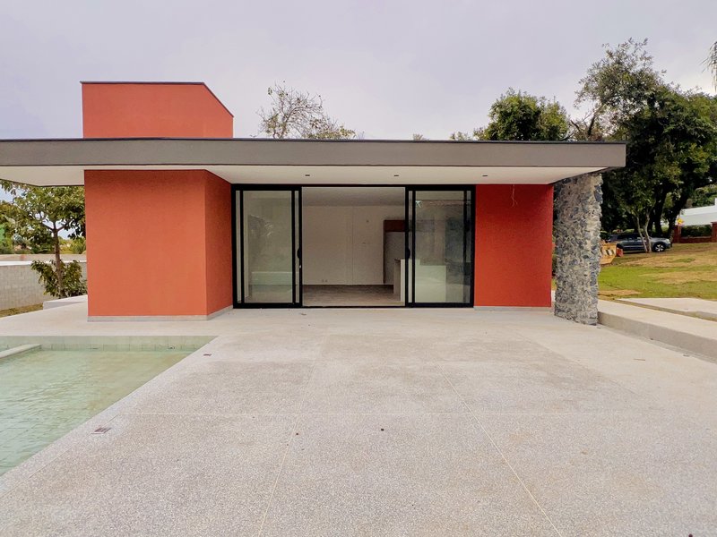 Casa Térrea de Luxo com Estilo Casa-Pátio no Residencial Santa Maria – Sorocaba/SP Rua Luiz Teixeira dos Santos Votorantim - 