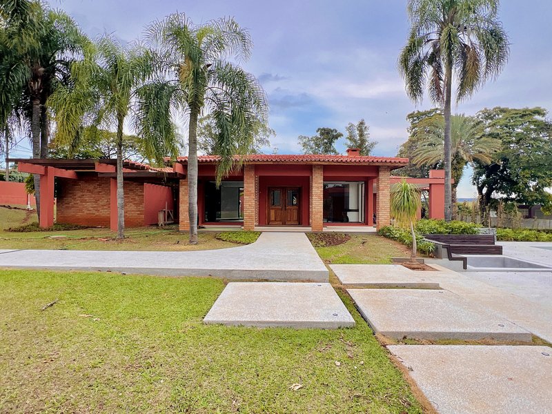 Casa Térrea de Luxo com Estilo Casa-Pátio no Residencial Santa Maria – Sorocaba/SP Rua Luiz Teixeira dos Santos Votorantim - 