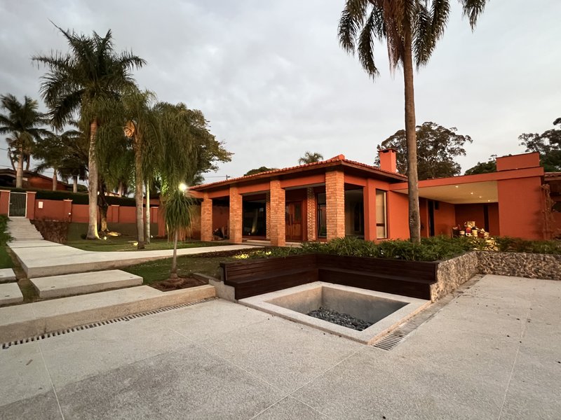 Casa Térrea de Luxo com Estilo Casa-Pátio no Residencial Santa Maria – Sorocaba/SP Rua Luiz Teixeira dos Santos Votorantim - 