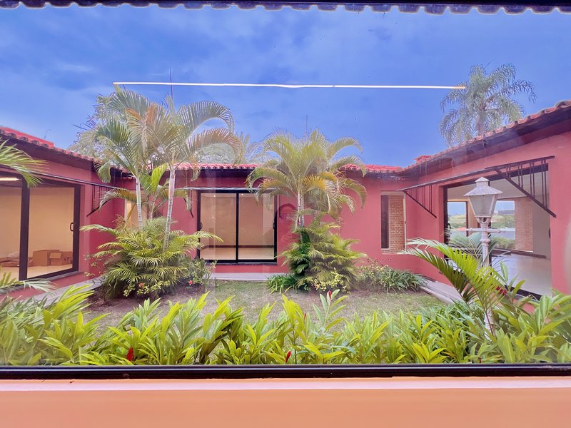 Casa Térrea de Luxo com Estilo Casa-Pátio no Residencial Santa Maria – Sorocaba/SP Rua Luiz Teixeira dos Santos Votorantim - 