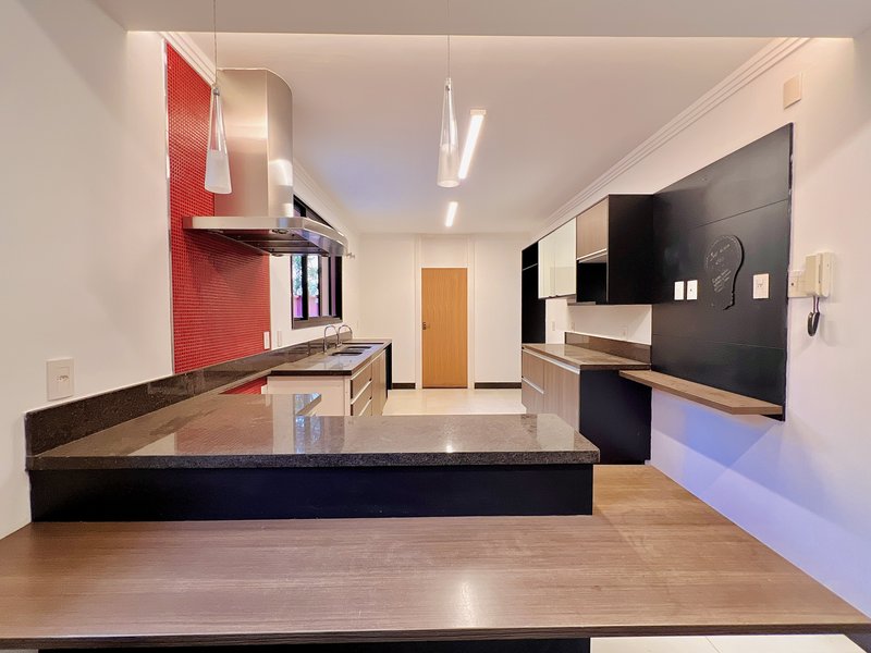 Casa Térrea de Luxo com Estilo Casa-Pátio no Residencial Santa Maria – Sorocaba/SP Rua Luiz Teixeira dos Santos Votorantim - 