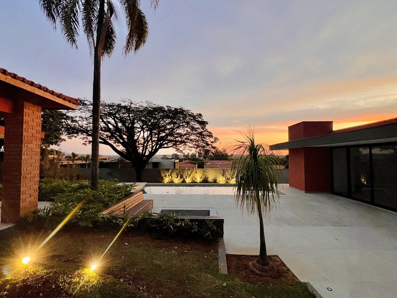 Casa Térrea de Luxo com Estilo Casa-Pátio no Residencial Santa Maria – Sorocaba/SP Rua Luiz Teixeira dos Santos Votorantim - 