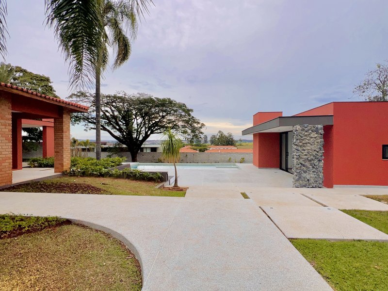 Casa Térrea de Luxo com Estilo Casa-Pátio no Residencial Santa Maria – Sorocaba/SP Rua Luiz Teixeira dos Santos Votorantim - 