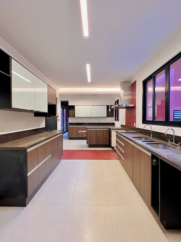 Casa Térrea de Luxo com Estilo Casa-Pátio no Residencial Santa Maria – Sorocaba/SP Rua Luiz Teixeira dos Santos Votorantim - 