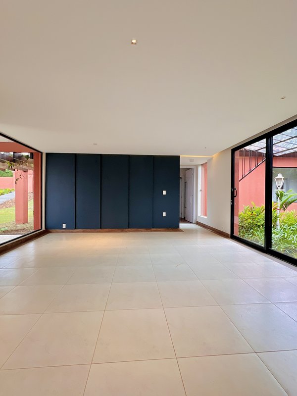 Casa Térrea de Luxo com Estilo Casa-Pátio no Residencial Santa Maria – Sorocaba/SP Rua Luiz Teixeira dos Santos Votorantim - 