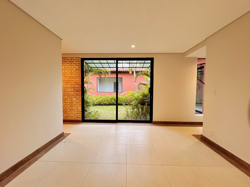 Casa Térrea de Luxo com Estilo Casa-Pátio no Residencial Santa Maria – Sorocaba/SP Rua Luiz Teixeira dos Santos Votorantim - 