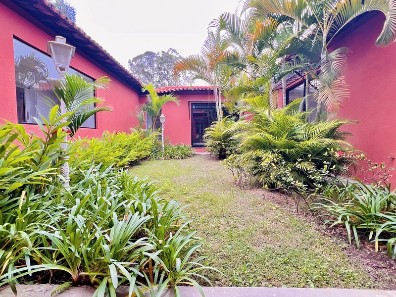 Casa Térrea de Luxo com Estilo Casa-Pátio no Residencial Santa Maria – Sorocaba/SP Rua Luiz Teixeira dos Santos Votorantim - 