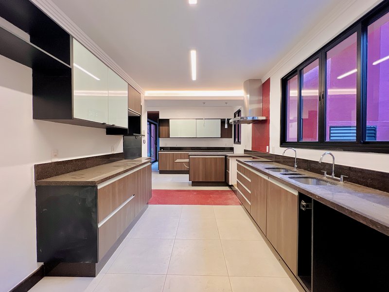 Casa Térrea de Luxo com Estilo Casa-Pátio no Residencial Santa Maria – Sorocaba/SP Rua Luiz Teixeira dos Santos Votorantim - 
