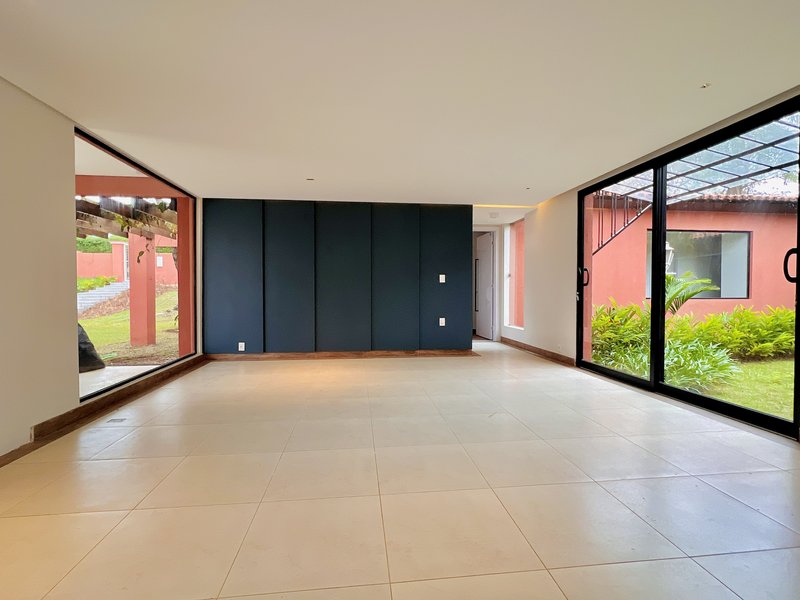 Casa Térrea de Luxo com Estilo Casa-Pátio no Residencial Santa Maria – Sorocaba/SP Rua Luiz Teixeira dos Santos Votorantim - 