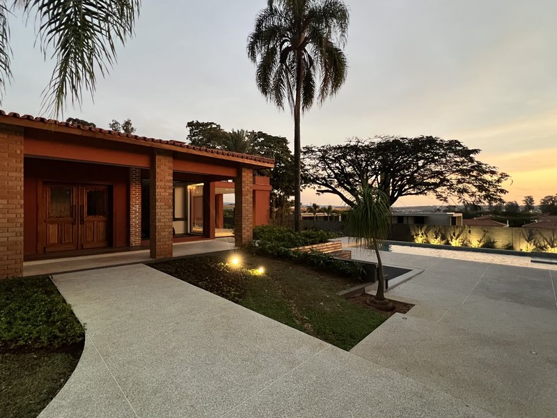 Casa Térrea de Luxo com Estilo Casa-Pátio no Residencial Santa Maria – Sorocaba/SP Rua Luiz Teixeira dos Santos Votorantim - 