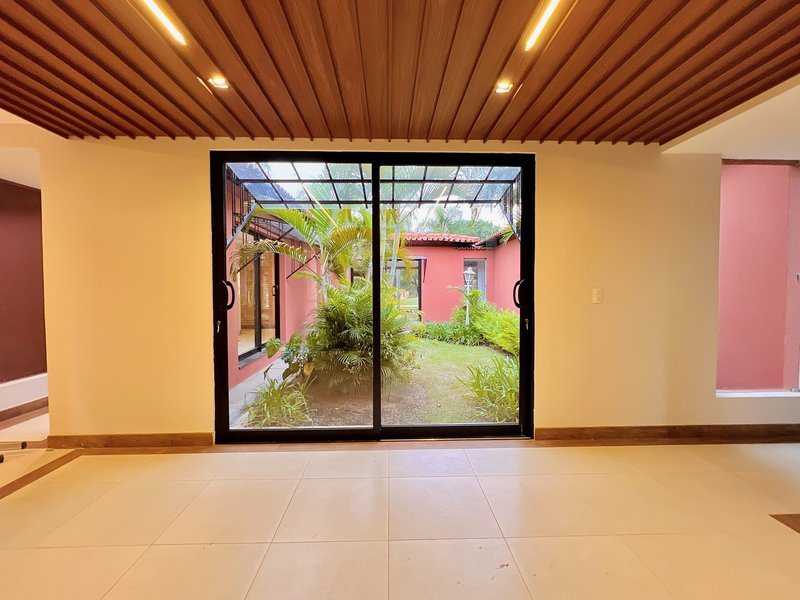 Casa Térrea de Luxo com Estilo Casa-Pátio no Residencial Santa Maria – Sorocaba/SP Rua Luiz Teixeira dos Santos Votorantim - 