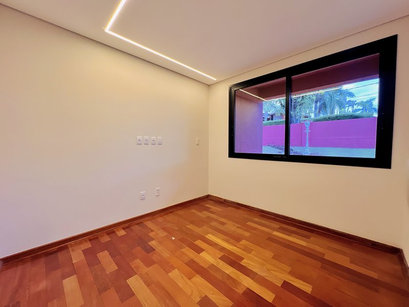 Casa Térrea de Luxo com Estilo Casa-Pátio no Residencial Santa Maria – Sorocaba/SP Rua Luiz Teixeira dos Santos Votorantim - 