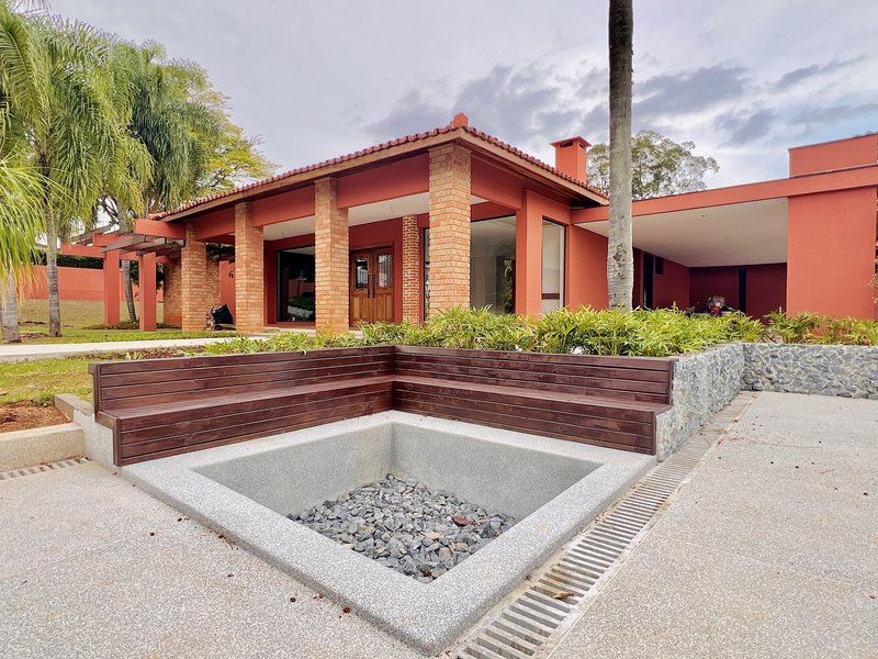 Casa Térrea de Luxo com Estilo Casa-Pátio no Residencial Santa Maria – Sorocaba/SP Rua Luiz Teixeira dos Santos Votorantim - 