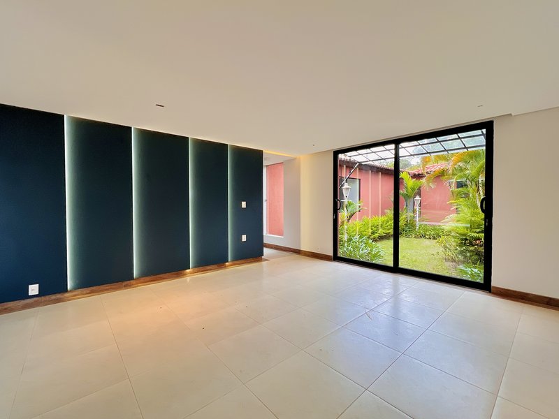 Casa Térrea de Luxo com Estilo Casa-Pátio no Residencial Santa Maria – Sorocaba/SP Rua Luiz Teixeira dos Santos Votorantim - 
