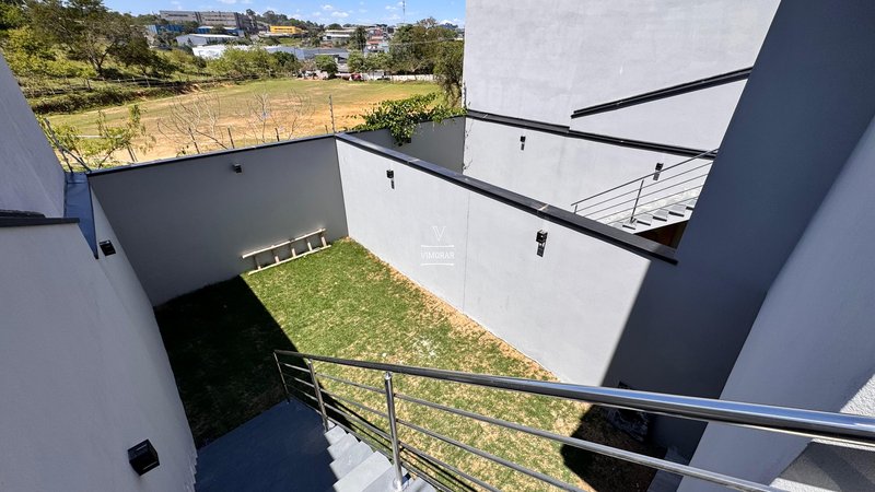 Sobrado 2 dormit&oacute;rios + 2 vagas de garagem  Arujá - 